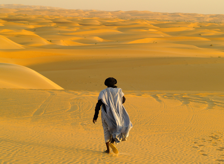 un tuareg nel deserto di Cinguetti, città santa dell’islam in Mauritania 